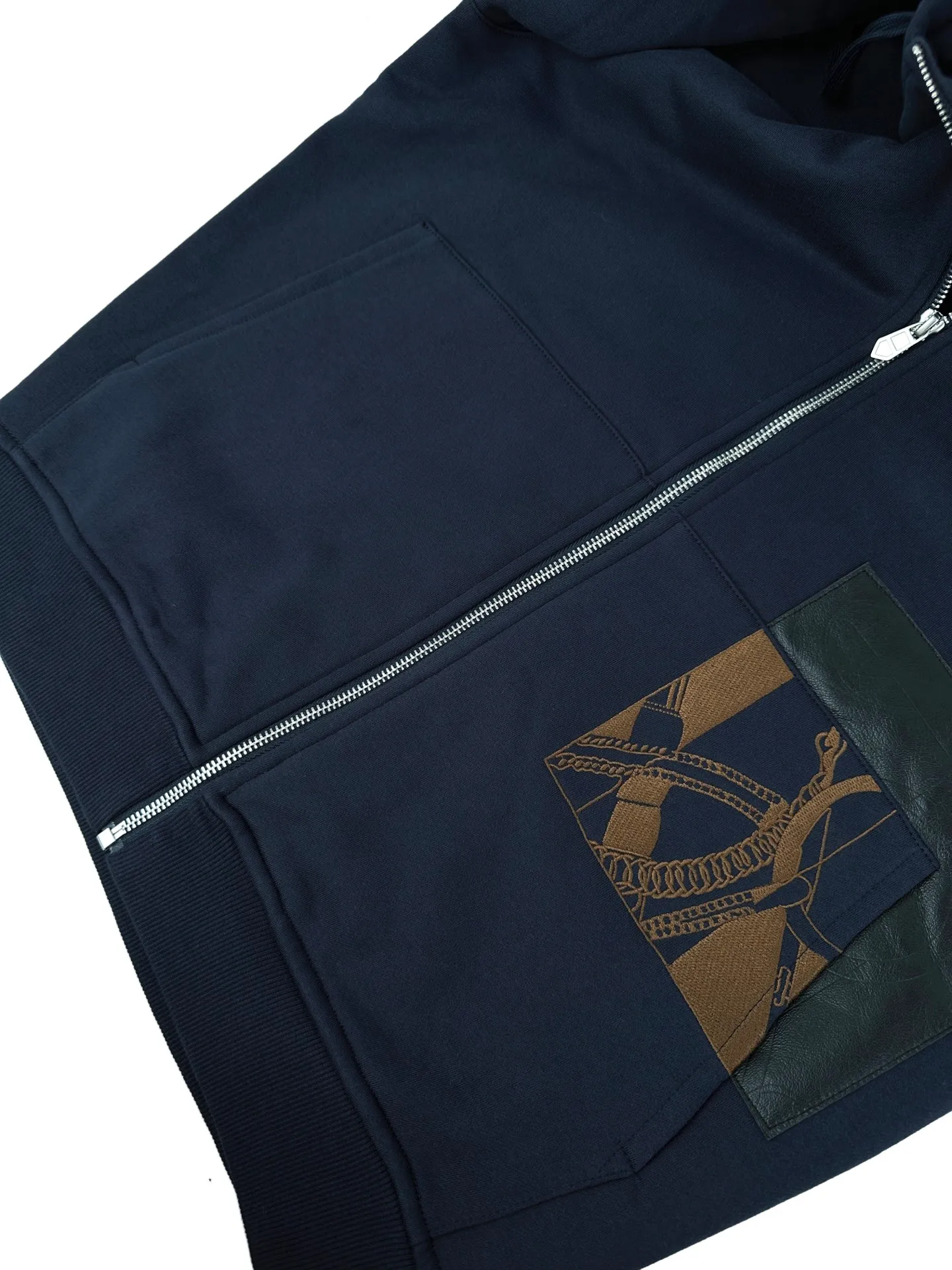 AP 280 Herme Paris embroidered leather zipper jacket, custom-made Yun Heng brocade velvet, dense and warm, soft and skin-friendly. Navy Blue condenses the quiet brilliance, revealing the luxury charm of the family in a low-key manner. The neat fully opened zipper creates a smooth hooded configuration. The drawstring of the same color can adjust the shape of the hood. A lambskin square bag is stacked on top of the front kangaroo bag. The soft leather surface embodies a delicate texture. Classic equestrian embroidery is embedded in the bag body, and the collection of reins totems is hidden in every detail. The warmth of the leather and the delicacy of the embroidery complement each other. The simple body is hidden with ingenuity. The body is cut in a relaxed manner. The French quiet luxury is integrated into daily clothing. It flows between movement and stillness to interpret an unobtrusive high-end elegance. Process 1: Use imported machine embroidery technology and use advanced computer control systems and precision mechanical components to realize Hermes embroidery operations. High precision, smooth and delicate lines. Process 2: Using leather heat etching embossing process. Leather processing technology that uses heat to temper the texture language. Refer to the original 1:1 customized mold. Precisely synergize with the leather surface through temperature and pressure to form a restrained and concave HERMES pattern. Process 3: The fabrics have been fermented and washed. The texture is better. Not easy to deform. Not easy to shrink. Not easy to fade. Maintain long-term beauty. Accessories: Customized 1:1 H zipper. Customized 1:1 H sheepskin Customized 1:1 H trademark Version: Loose version Size: S M L XL Style number: AA 684